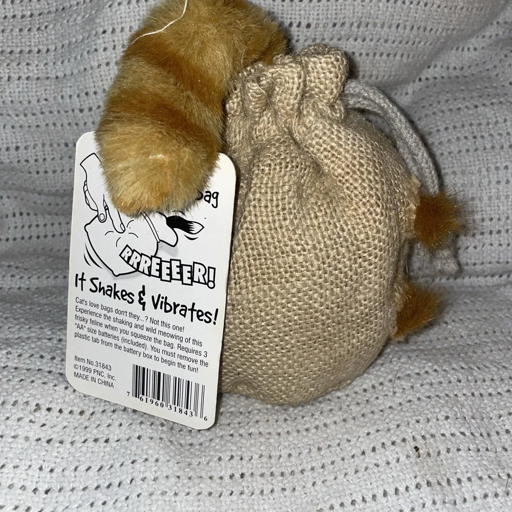 Vintage 1999 CAT IN THE BAG Potatoes Vibrates Meows Hisses Toy NOS